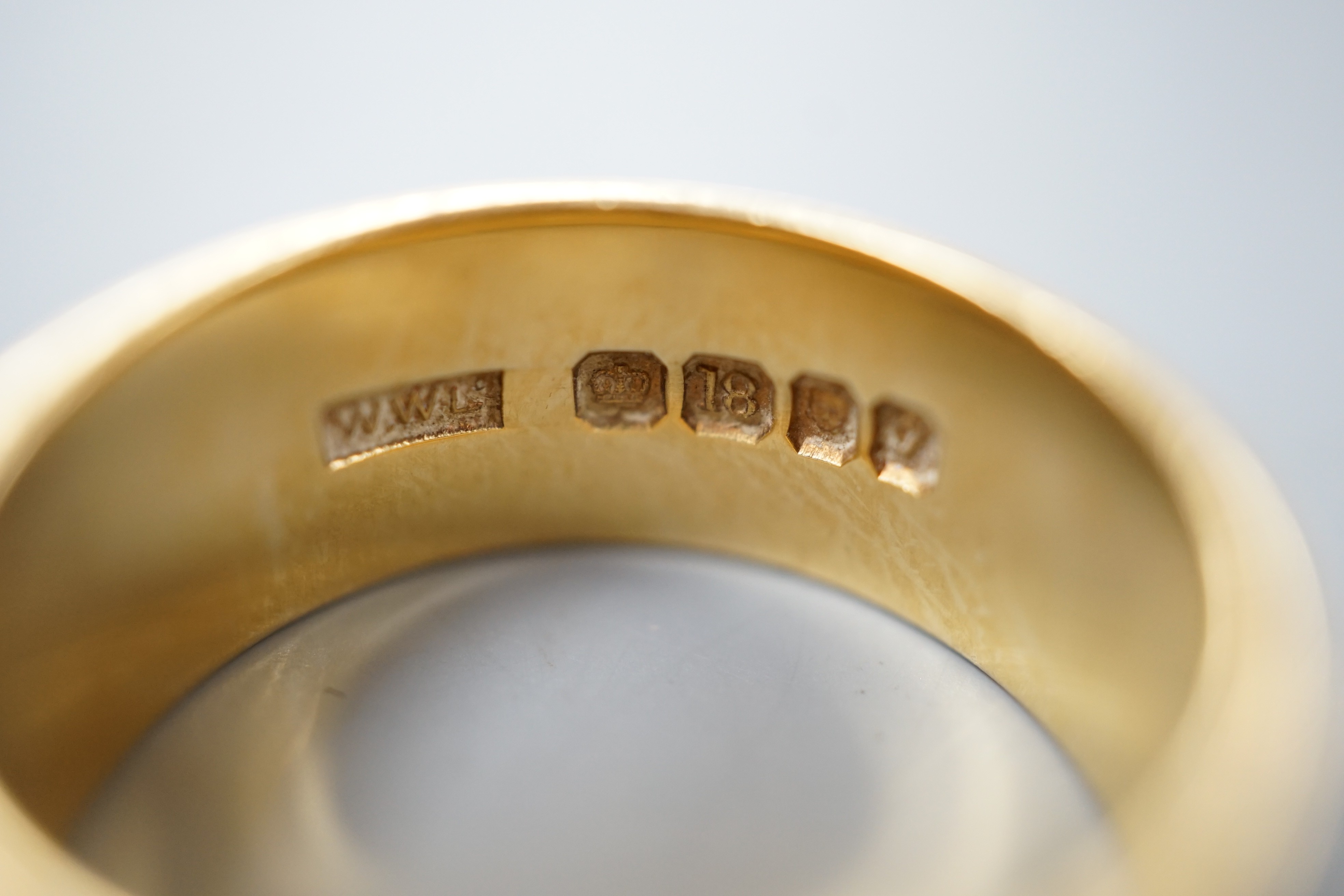 An 18ct gold wedding band, size U, 10.5 grams.